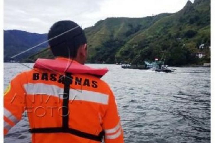 Kapal penyeberangan Danau Toba putus tali kemudi