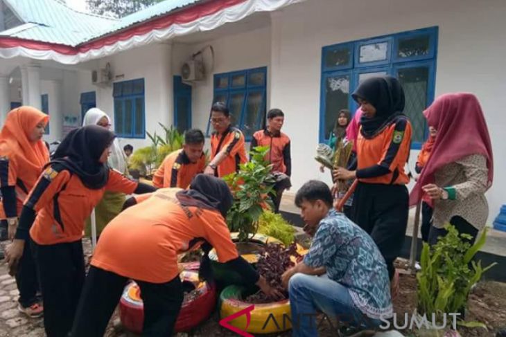 Limbah sampah dimanfaatkan jadi pot bunga