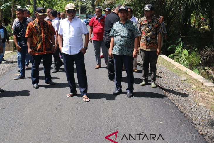 Setahun, Pemkab Tapteng perbaiki jalan 75 km