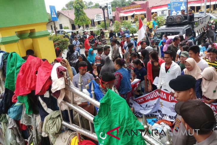 Pedagang jajakan pakaian bekas di gedung dewan