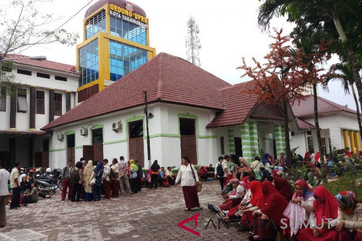 Ratusan guru Tanjungbalai mogok mengajar