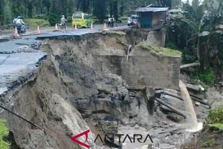 Ruas jalan provinsi di Simalungun amblas