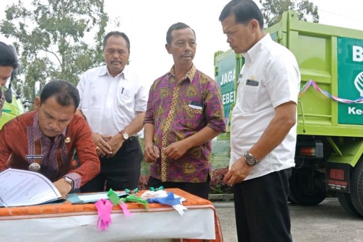 Toba Plup bantu truk sampah dukung Danau Toba