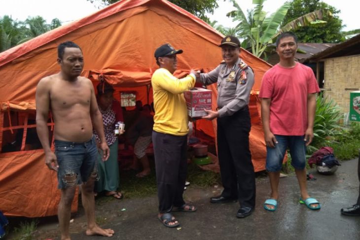 Korban banjir mengungsi