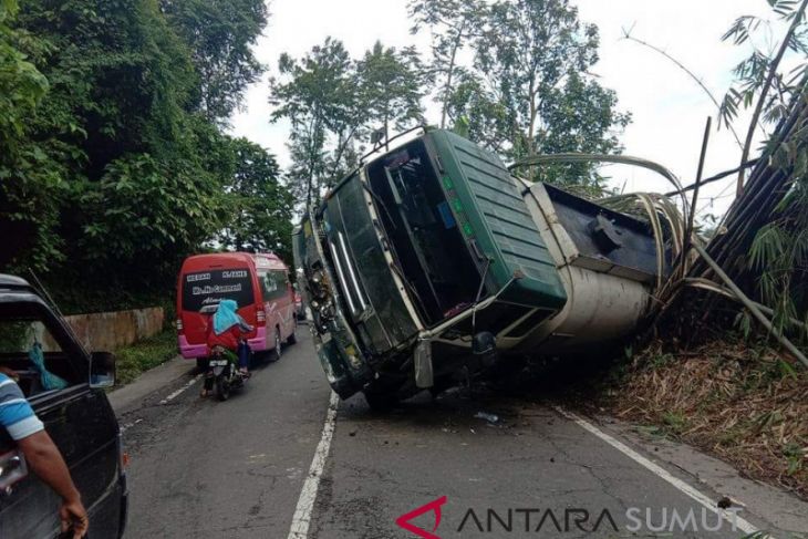 Truk pengangkut CPO terbalik di Sibolangit