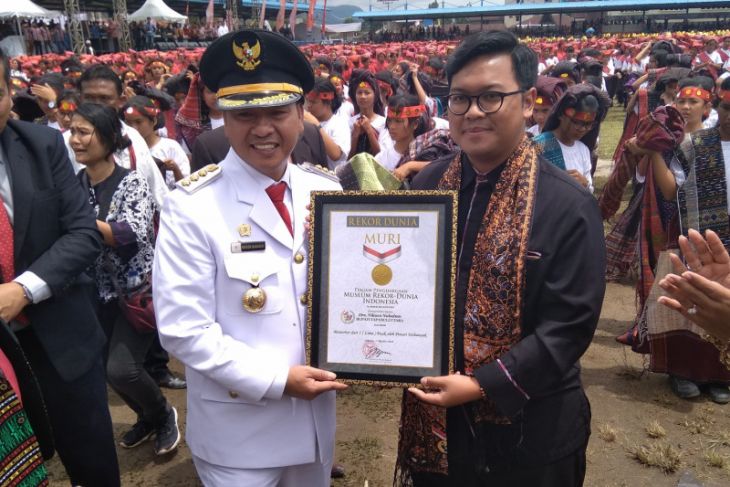 Tari kolosal 5 puak di Taput pecahkan rekor MURI