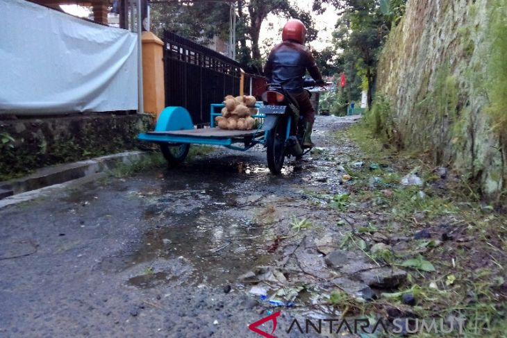 Pipa air bersih PDAM Tirtauli dibiarkan bocor