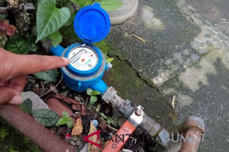 Akibat gangguan distribusi air PDAM Tirta Uli kaum ibu