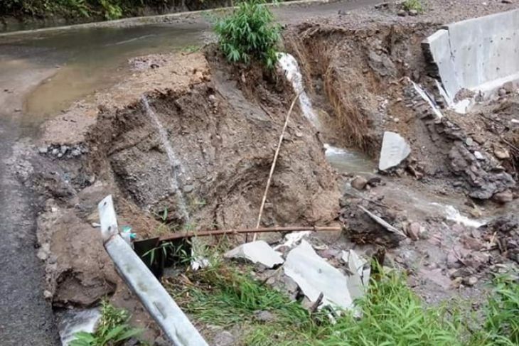 Baru dibangun, tembok penahan jalan sudah rubuh