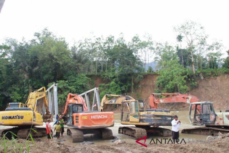 Evakuasi rangka jembatan terus dilakukan