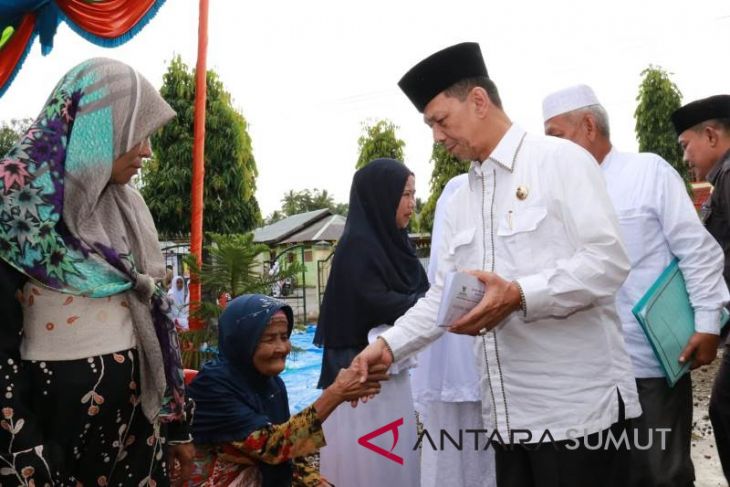 Syahrul serahkan santunan fakir miskin