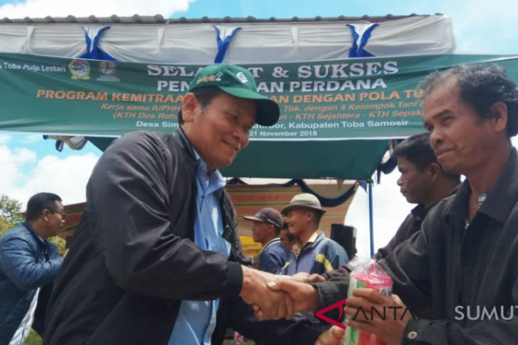 PT. TPL serahkan 625 perangkap hama kepada kelompok tani kopi Desa Simare