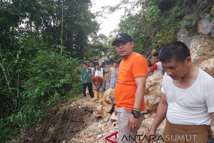 Longsor timbun akses jalan di Gunungsitoli