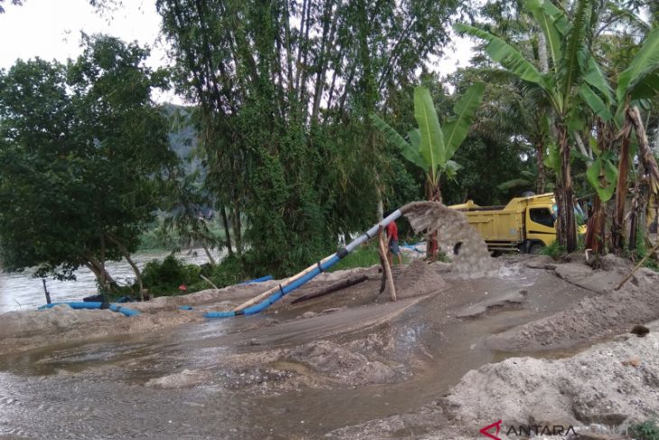 Mengintip aktivitas tambang pasir ilegal di Aek Sigeaon