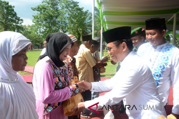 Bupati serahkan bingkisan kepada kaum duafa