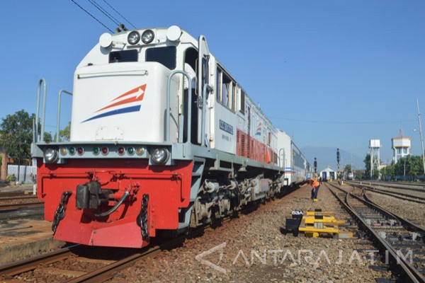  Mesin  Genset Kereta  Api Gajayana Terbakar saat di Stasiun 