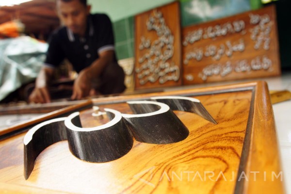 Guru Tulungagung  Rancang Kaligrafi Berbahan Limbah Bambu  