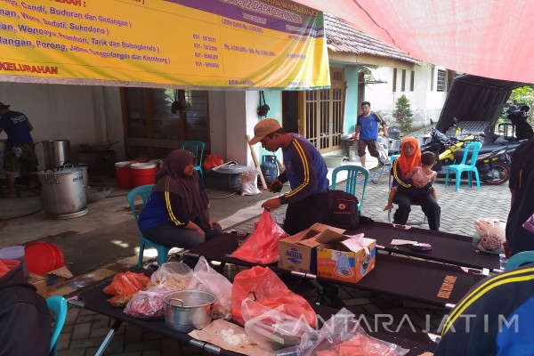 Polisi Bantu Dapur Umum Korban Puting Beliung Krian 