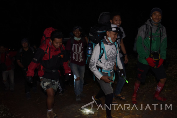 Ribuan Orang Mendaki Lawu Sambut 1 Suro - ANTARA News Jawa 