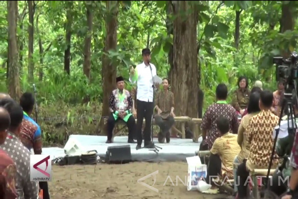 (Video) Presiden Bagikan Hak Garap Hutan di Madiun