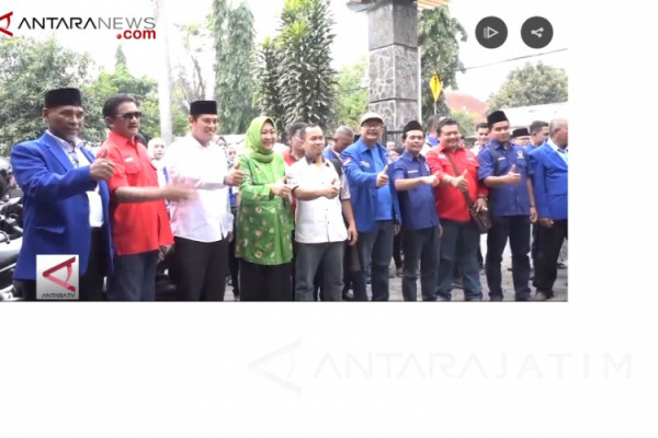 Ratusan Pendukung Antar Petahana Daftar ke KPU Kediri
