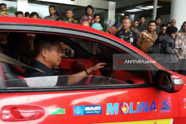 Begini Caranya Menyetir Mobil Saat Banjir