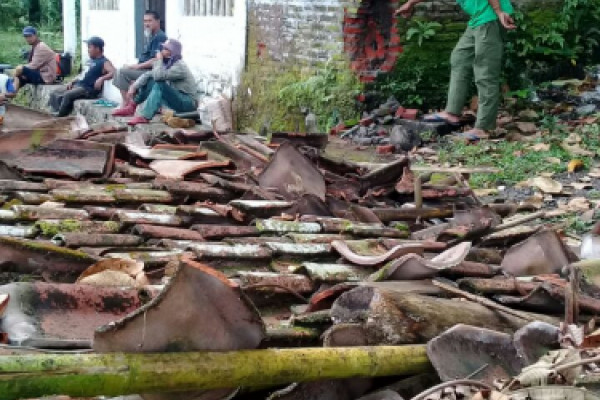 Laskar Hijau Kecam Perusakan Posko Konservasi dan Pohon di Gunung Lemongan