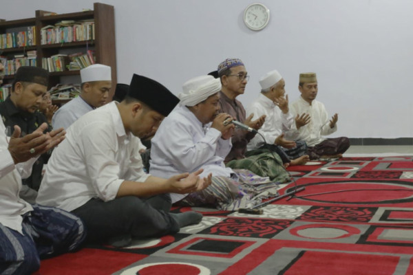 Kiai Situbondo Doakan Kemenangan Khofifah-Emil