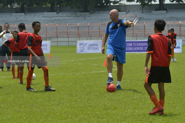 Dispora : Kunjungan Wali Kota Liverpool Semangati SSB di Surabaya