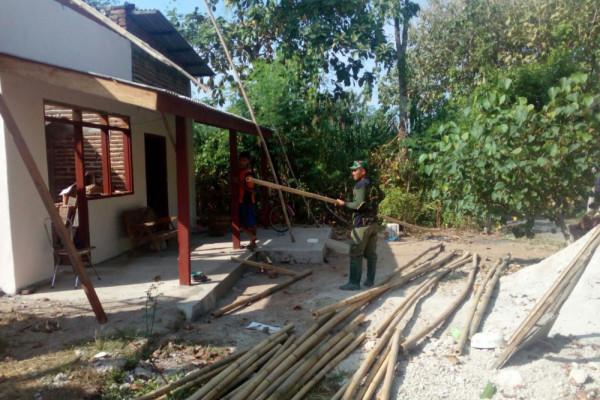 Selama Ramadhan Personel TNI Tetap Rehab RTLH di Ponorogo