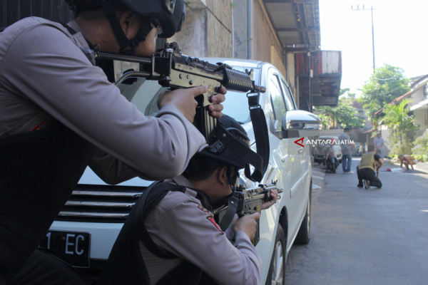 Polisi Baku Tembak dengan Terduga Teroris di Surabaya (Video)