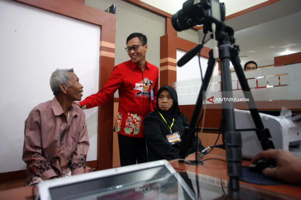 Di Kanim Blitar, Lansia Urus Paspor Lebih Cepat Dari Masak Mie Instan