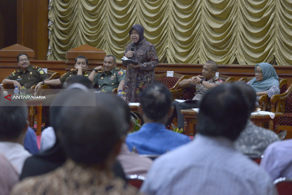 Risma Sosialisasikan Aplikasi Sipandu Pascateror Bom di Surabaya