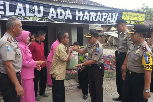 Polres-Bhayangkari Ponorogo Bantu 80 Tunagrahita