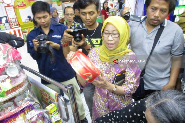 Petugas Temukan Kaleng Penyok saat Sidak (Video)