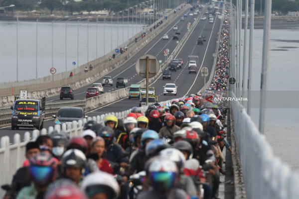 Video - Wow, Pemudik Motor Padati Suramadu