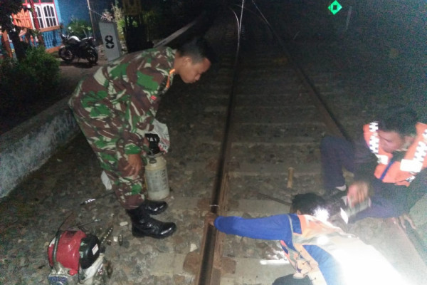 Joint Team Finds Cracks in Rails in Lumajang