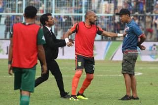 Suporter Masuk Lapangan