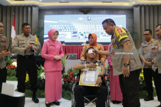 Kapolda Jatim Beri Penghargaan kepada Bripka Andreas (Video)
