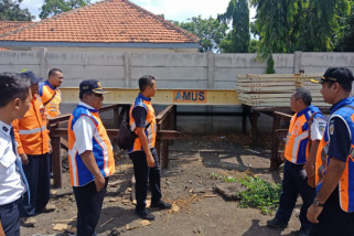 Petugas KAI Daop Jember Siapkan Peralatan di Jalur Rawan Bencana
