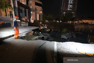Petugas Lakukan Pencarian Kemungkinan Ada Korban Jalan Ambles (Video)