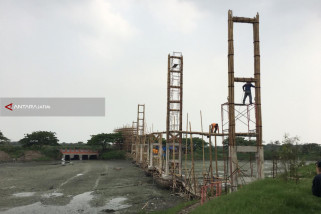 Ekowisata Mangrove Surabaya Kini Dilengkapi Jembatan Gantung dari Bambu (Video)
