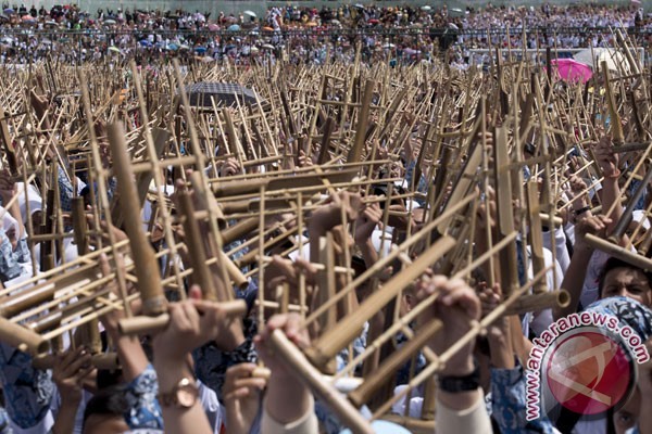 Penampilan angklung buka debat Pilgub Jabar