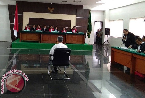 Buni Yani Divonis Satu Tahun Enam Bulan