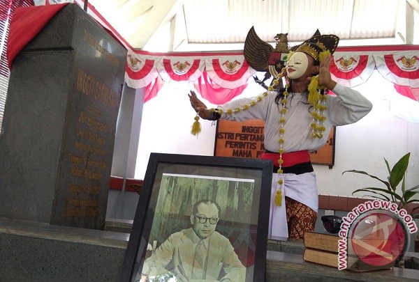 Seniman Tari Peringati Lahirnya Bung Hatta