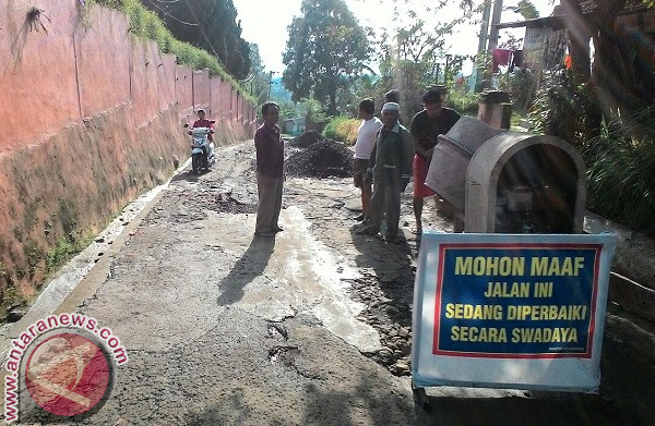 Kades dan Warga Bangun Jalan Secara Swadaya