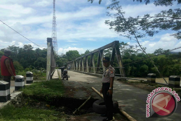 Jalan Penghubung Antar Kecamatan di Cianjur Ambrol