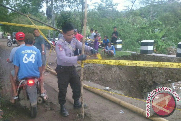 Jembatan Cibuni Terancam Putus Akibat Jalan Ambrol