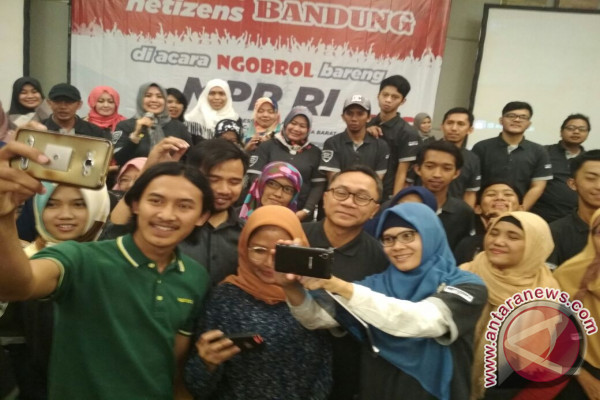 Ketua MPR Ajak Komunitas Medsos Buat Konten Positif