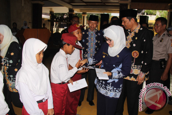 8.069 Pelajar Miskin Dapat Bantuan Baznas Indramayu